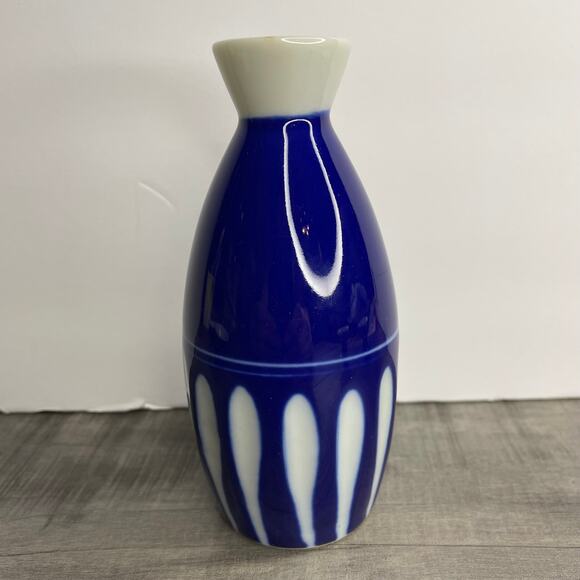 Vintage Shinogi Design Blue & White Ceramic Saki Bottle Cup Set - Picture 2 of 8